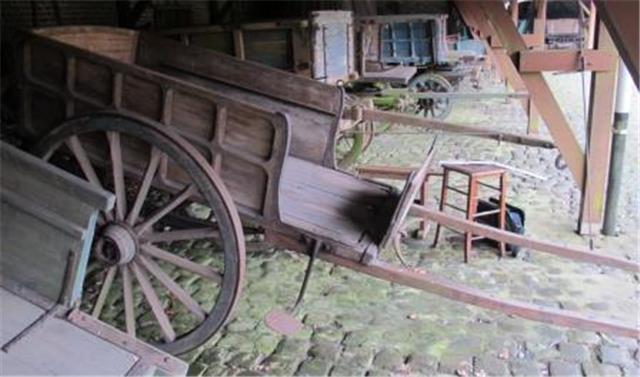 Geveerde tweewielkar met vast zijbord, Karrenmuseum Essen
